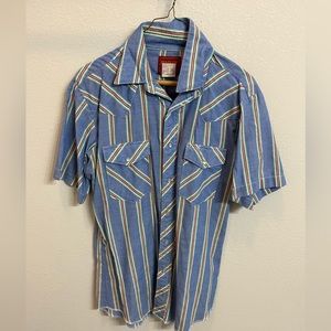 Rustler’s striped shirt. Front pockets with pearl snaps! Vintage appearance ⭐️
